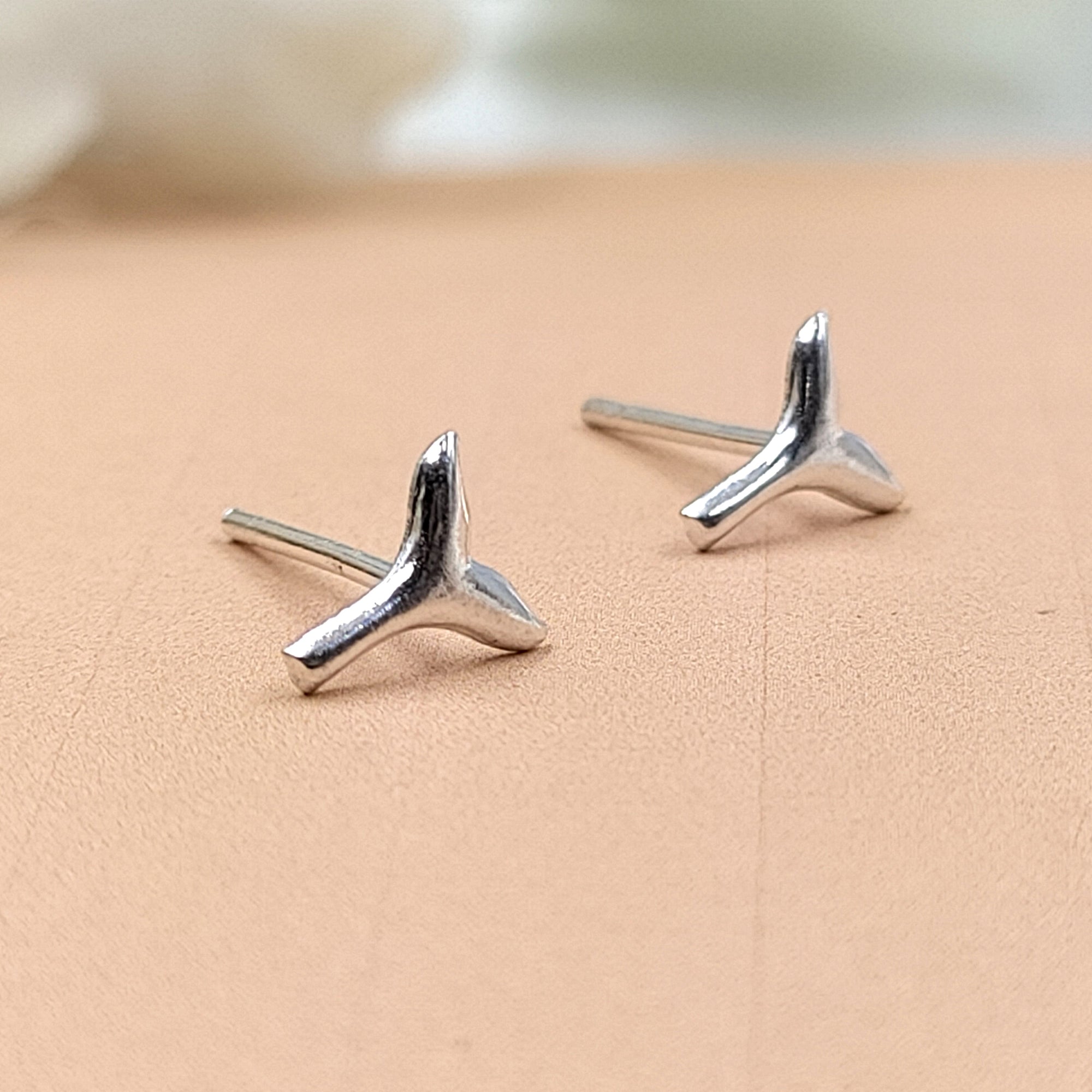 925 Sterling Silver Whale Fin Ear Studs Whale Tail Stud Earrings Ear Fin Surfer Diver Jewelry Minimalist Handmade Gift Studs with Pushback