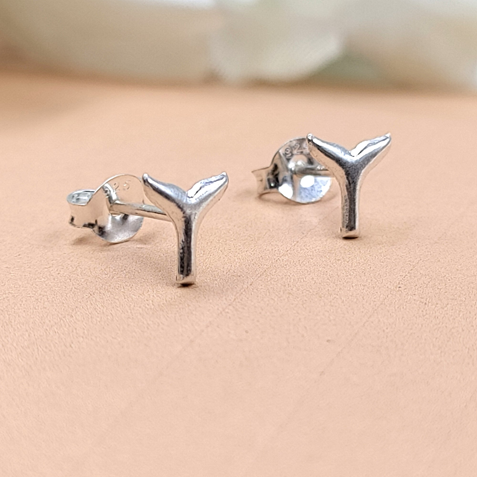 925 Sterling Silver Whale Fin Ear Studs Whale Tail Stud Earrings Ear Fin Surfer Diver Jewelry Minimalist Handmade Gift Studs with Pushback
