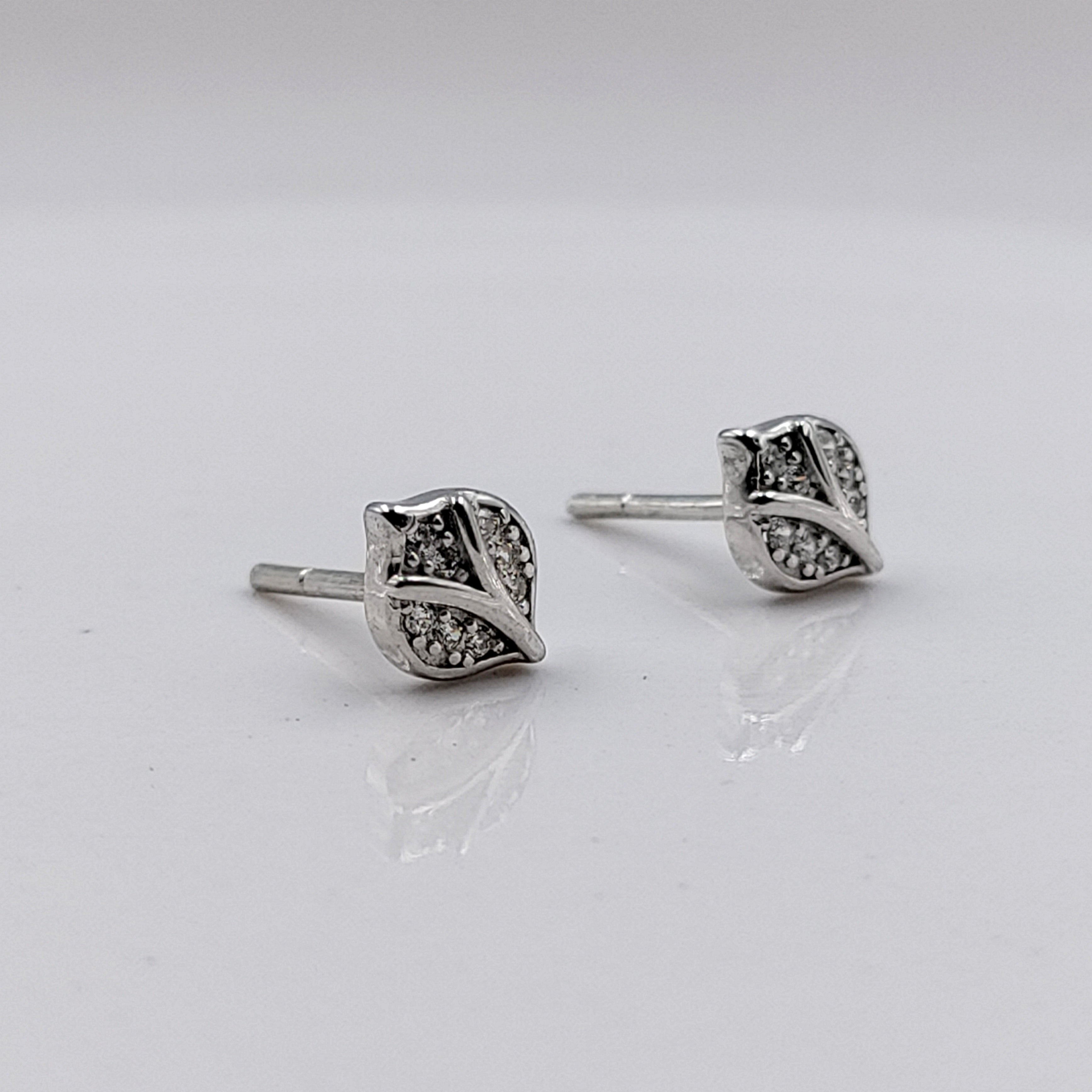 925 Sterling Silver Beautifull Leaf Stud Earrings Cute Petal Shape Stud Earrings CZ