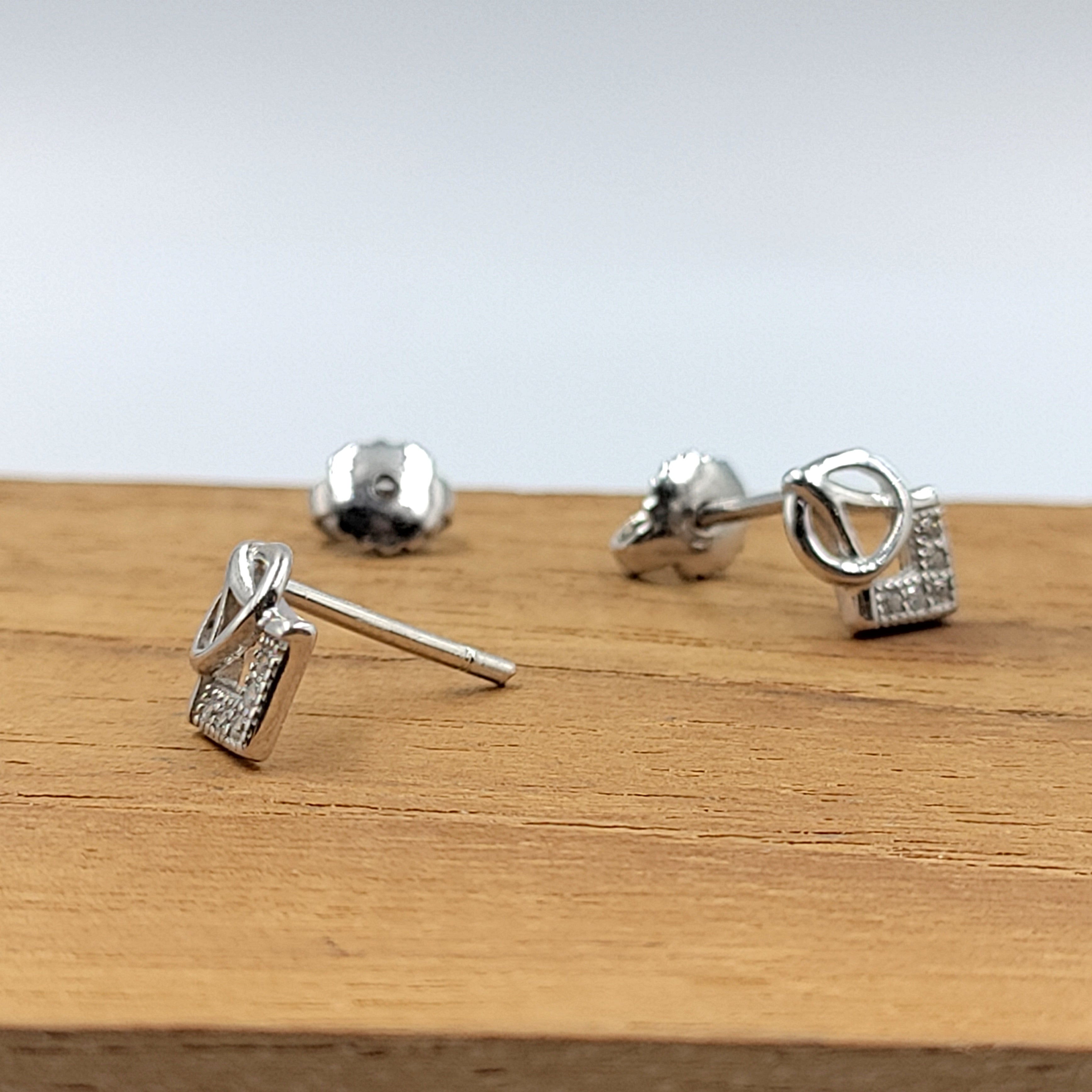 925 Sterling Silver Unique Beautifull Diamond Shape Cubic Zirconia Stud Earrings