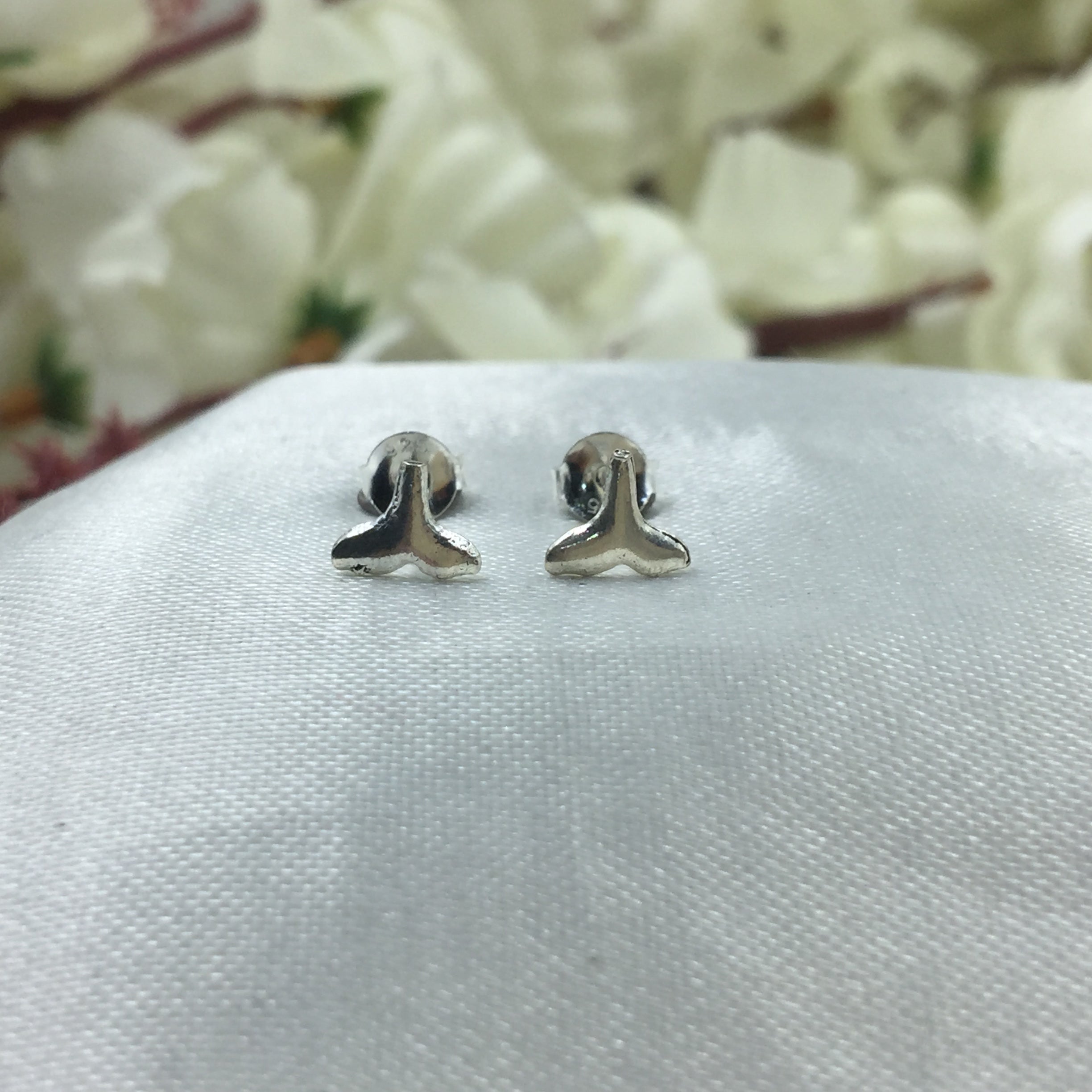 925 Sterling silver Whale Fin Ear Studs Whale Tail Stud Earrings Ear Fin Surfer Diver Jewelry Minimalist Handmade Gift Studs with Pushback