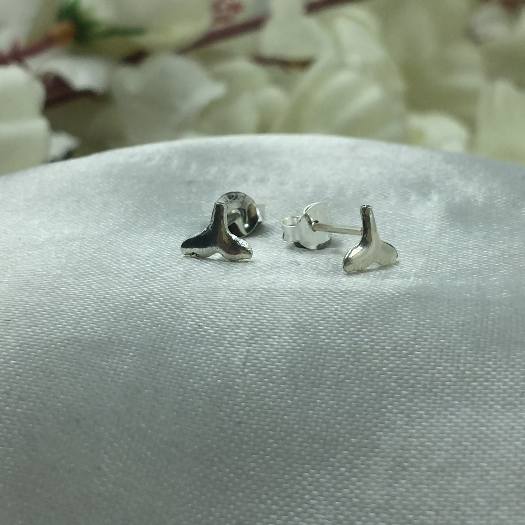 925 Sterling silver Whale Fin Ear Studs Whale Tail Stud Earrings Ear Fin Surfer Diver Jewelry Minimalist Handmade Gift Studs with Pushback