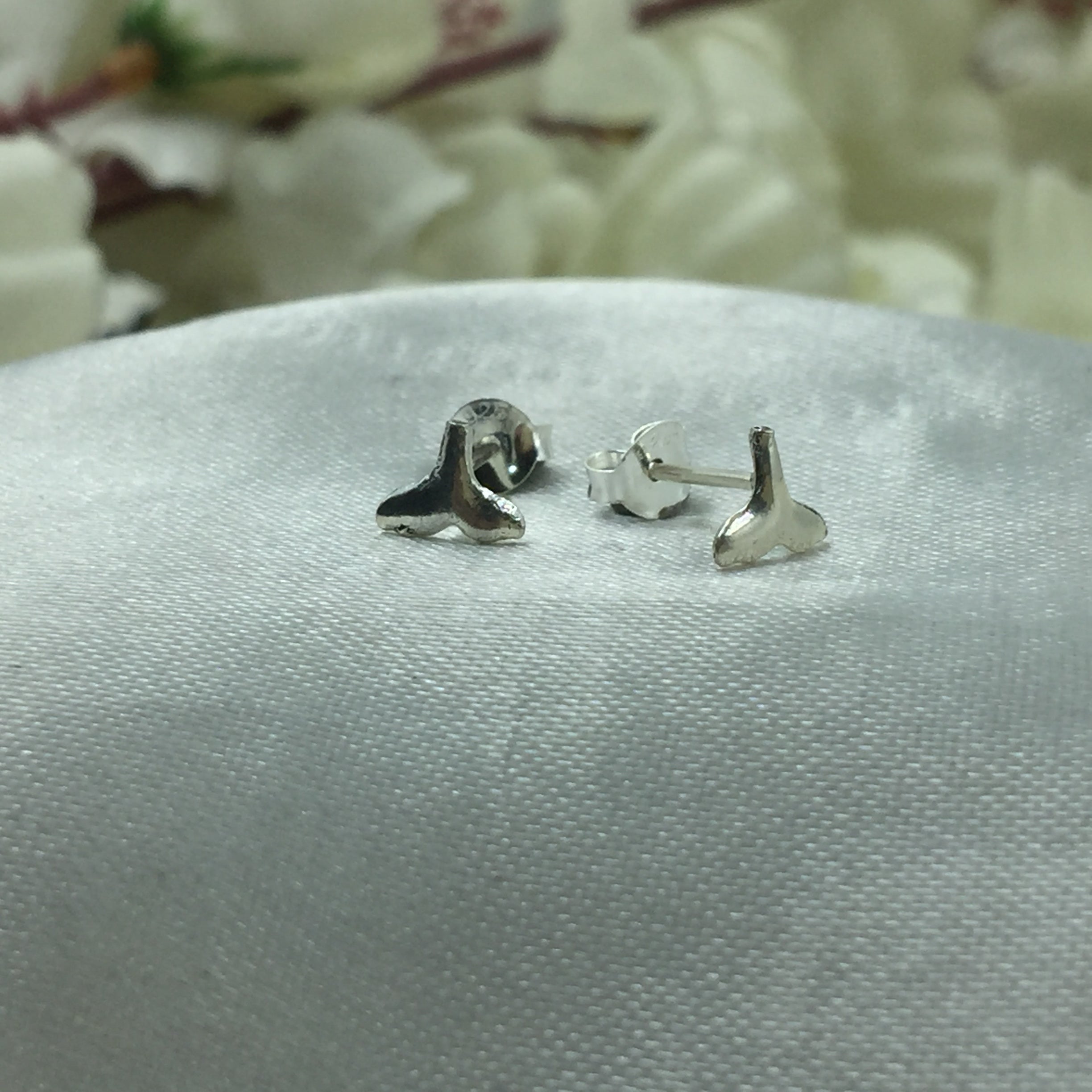 925 Sterling silver Whale Fin Ear Studs Whale Tail Stud Earrings Ear Fin Surfer Diver Jewelry Minimalist Handmade Gift Studs with Pushback