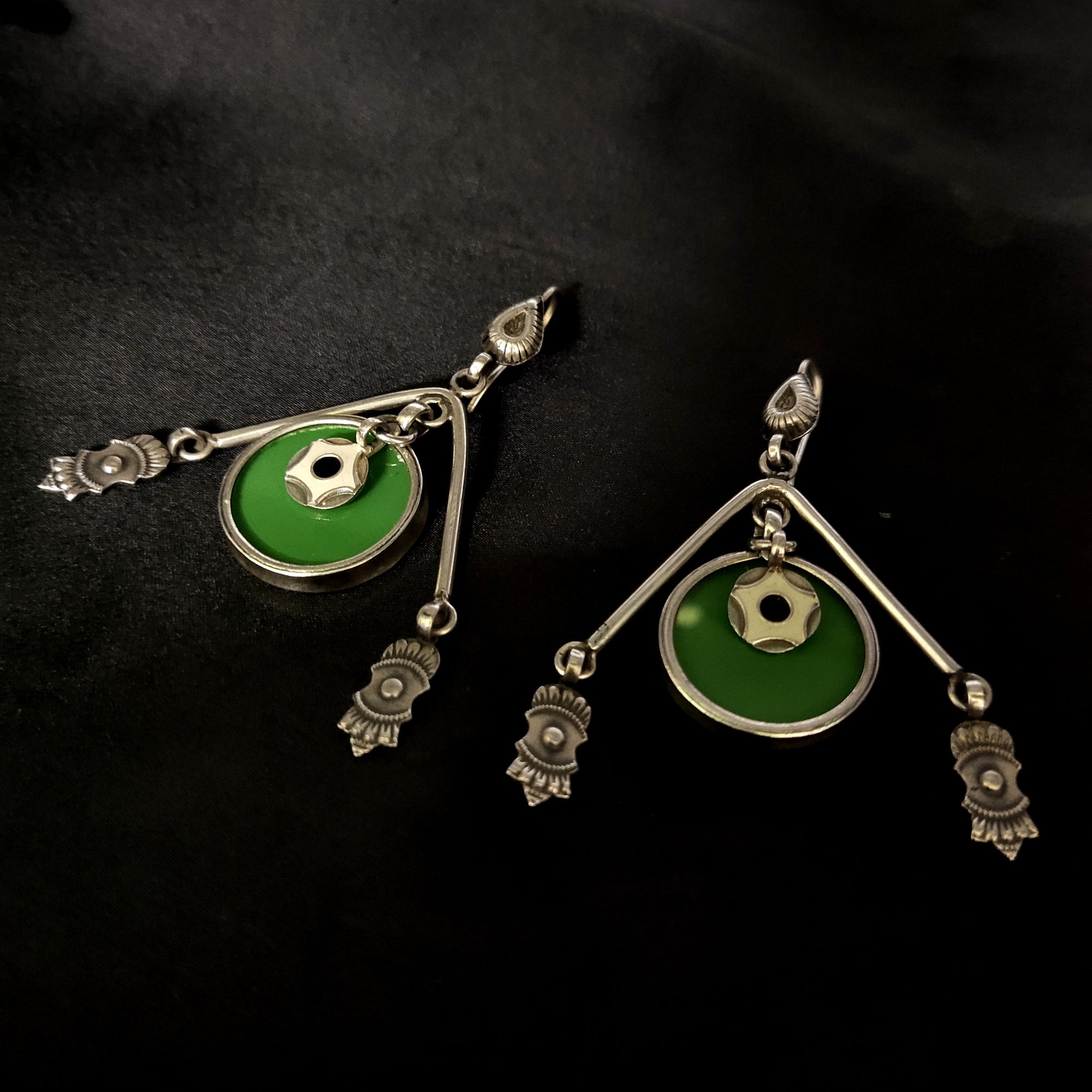 Antique V Shape With Green Circle Classt Hook Earring In Solid 925 Silver