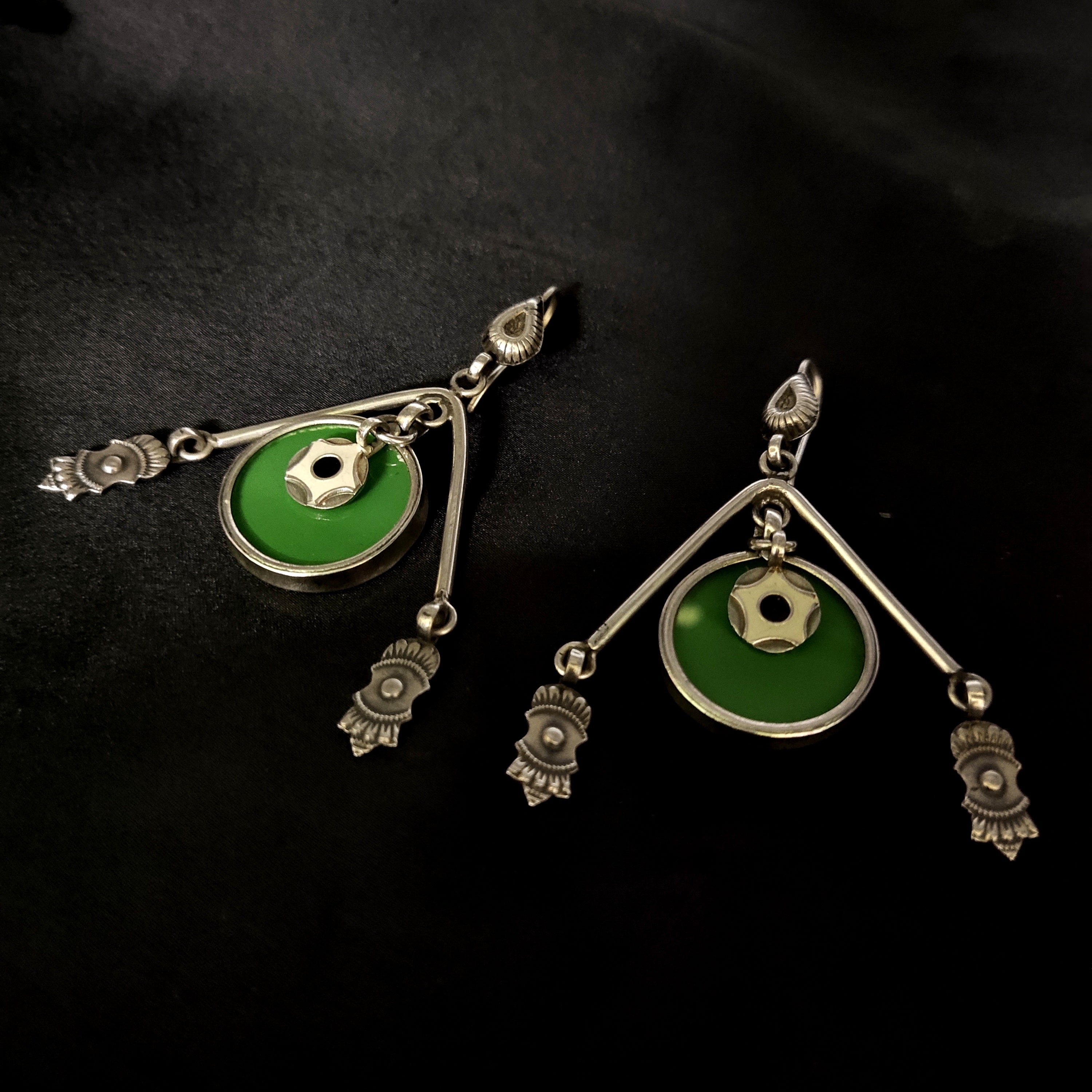 Antique V Shape With Green Circle Classt Hook Earring In Solid 925 Silver