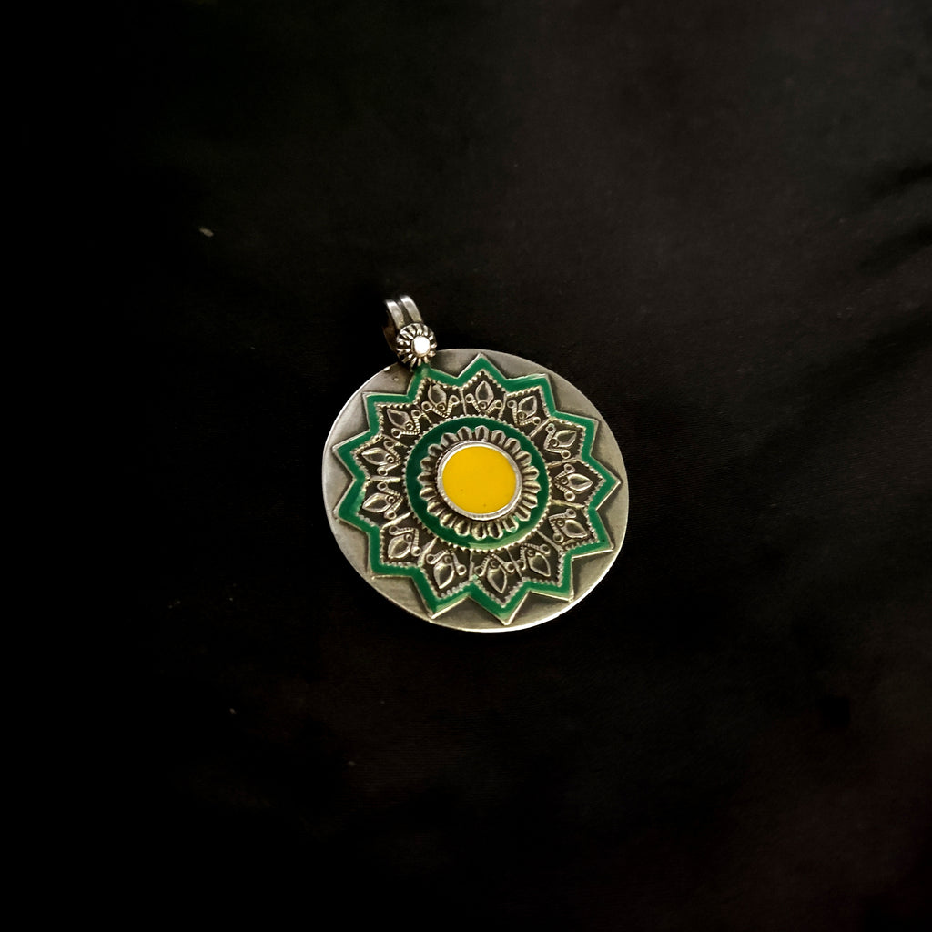 Handmade Antique Circle Flower Design In Solid 925 Silver Pendant