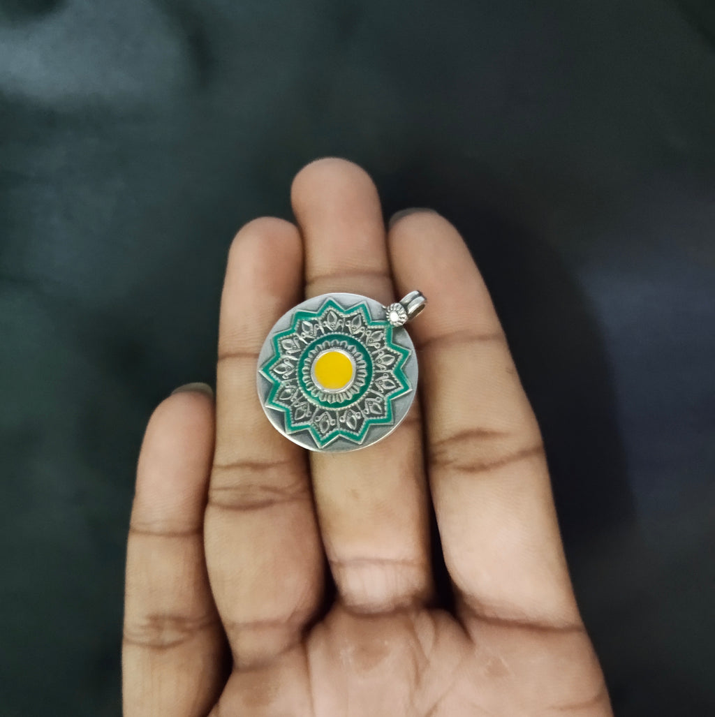 Handmade Antique Circle Flower Design In Solid 925 Silver Pendant